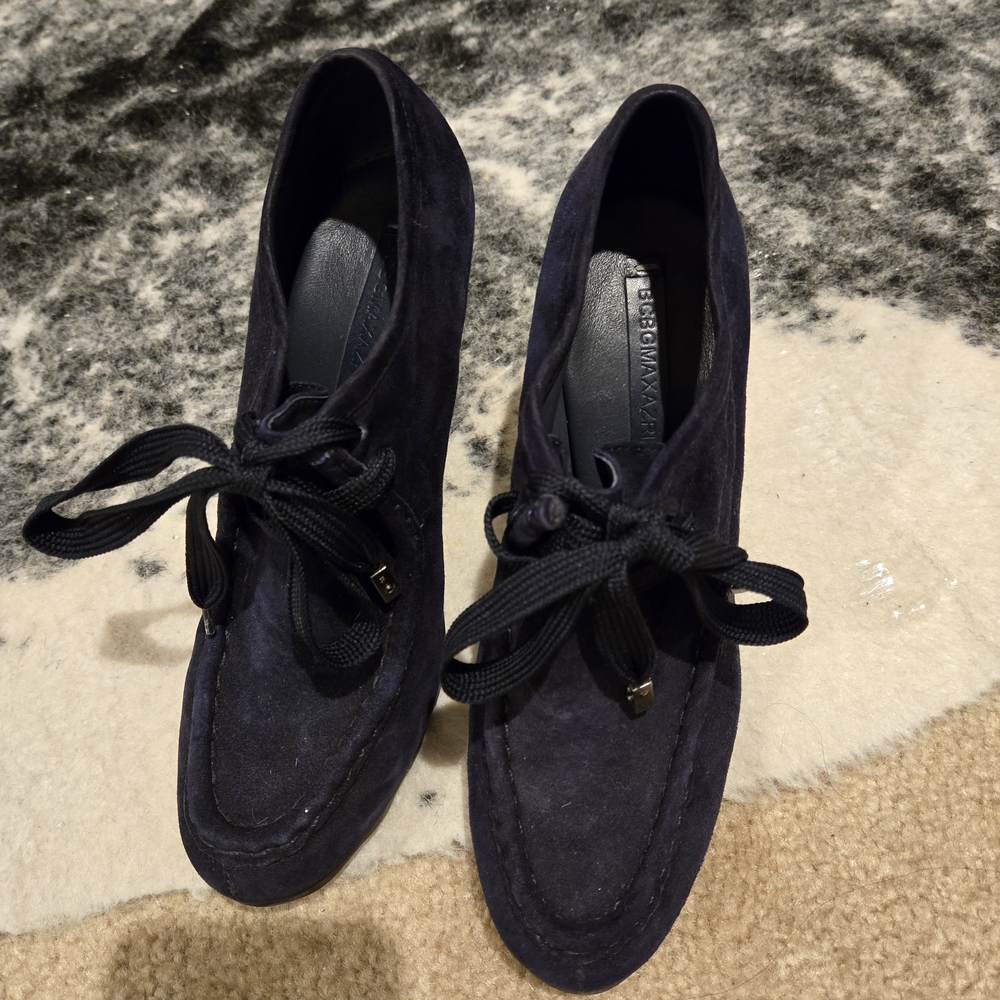 BCBGMaxAzria Navy Blue Suede Wedge Shoes with no call outs